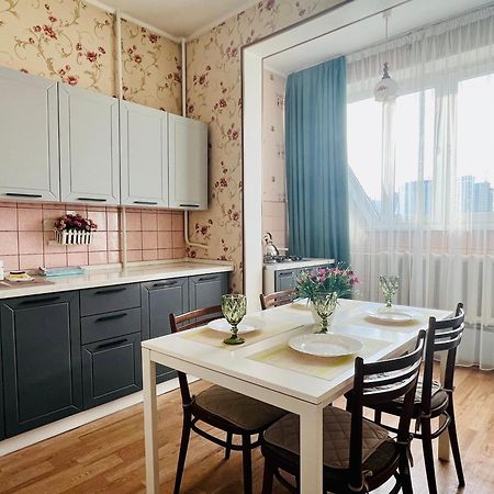 Cozy Three-Room Apartment With Mountain View อัลมาตี ภายนอก รูปภาพ