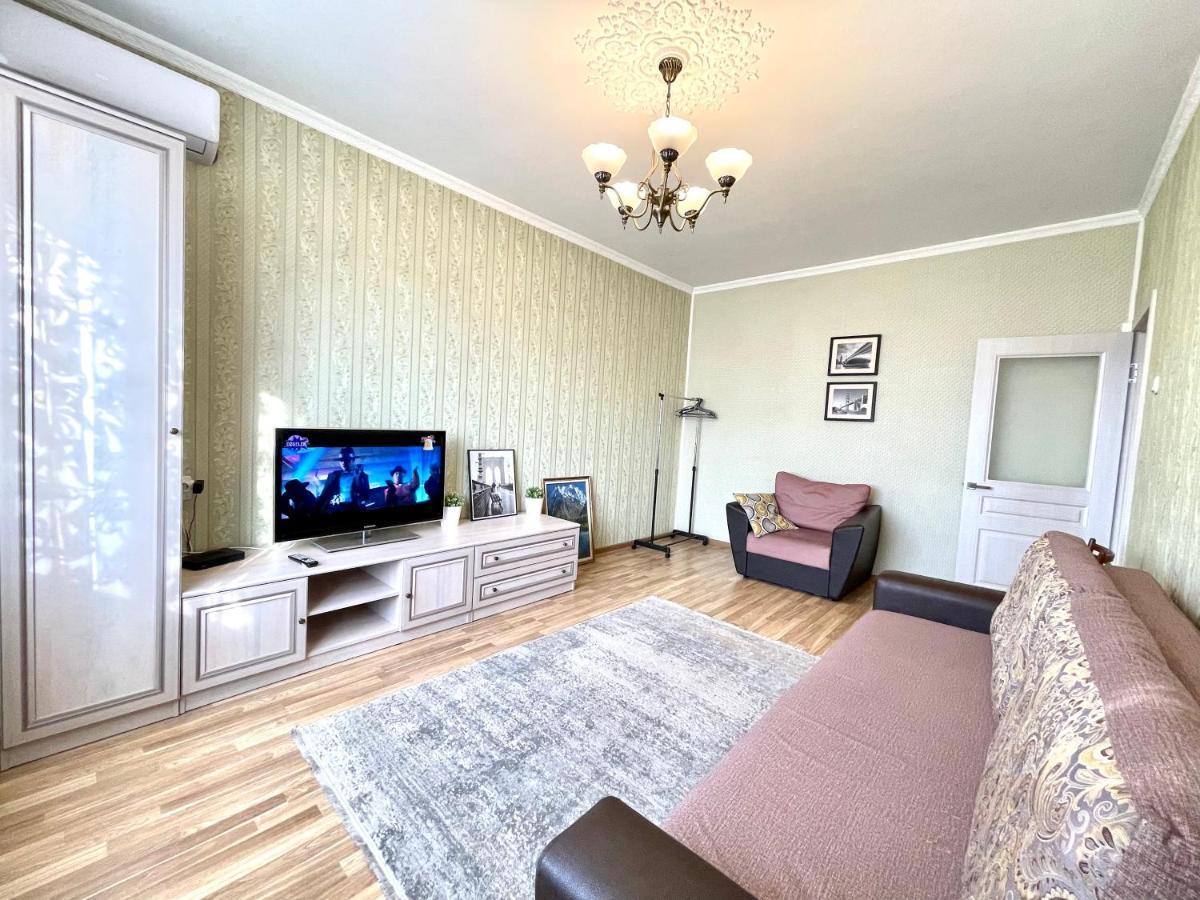 Cozy Three-Room Apartment With Mountain View อัลมาตี ภายนอก รูปภาพ