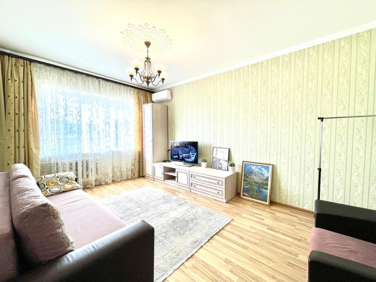 Cozy Three-Room Apartment With Mountain View อัลมาตี ภายนอก รูปภาพ