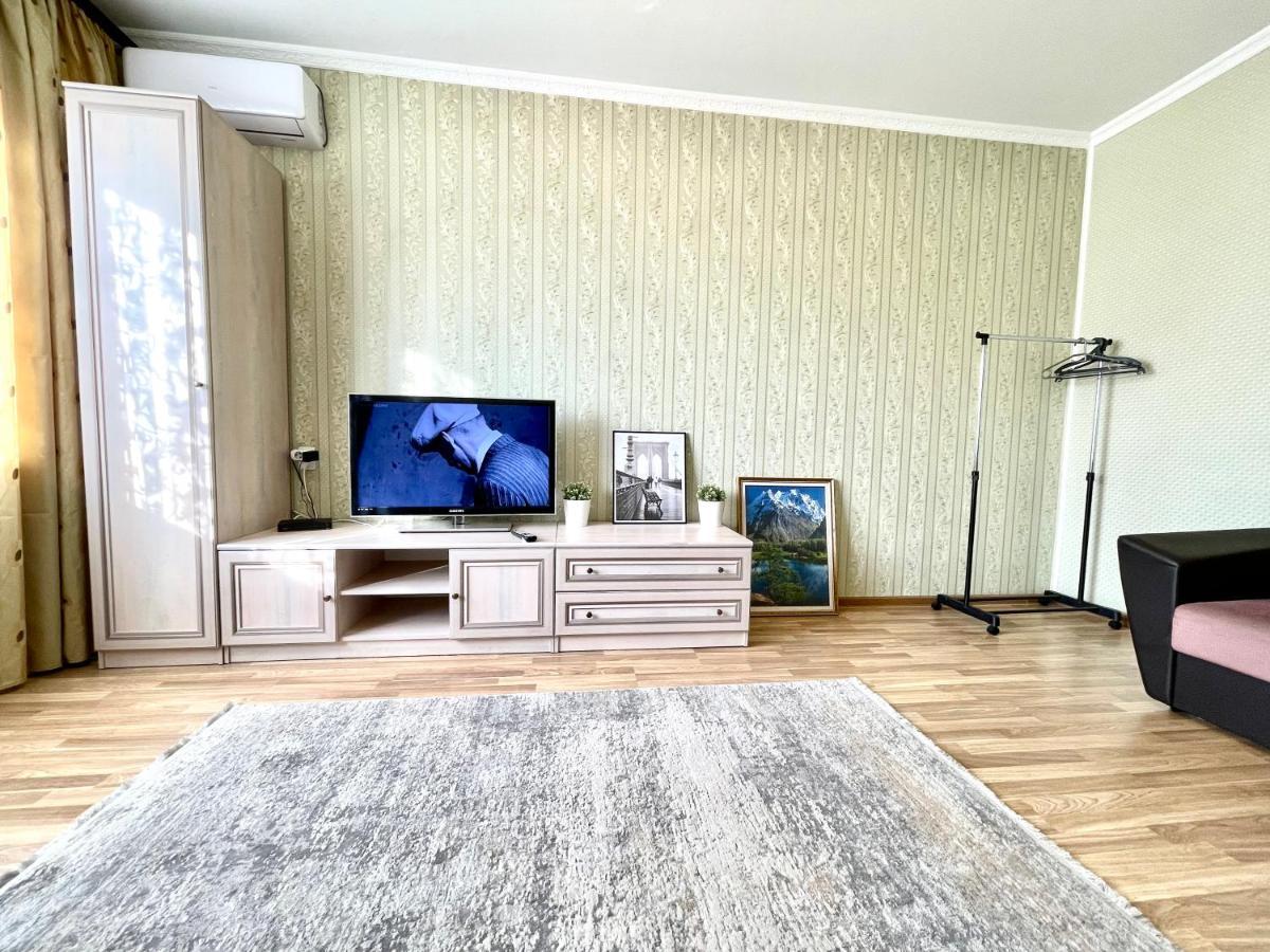 Cozy Three-Room Apartment With Mountain View อัลมาตี ภายนอก รูปภาพ