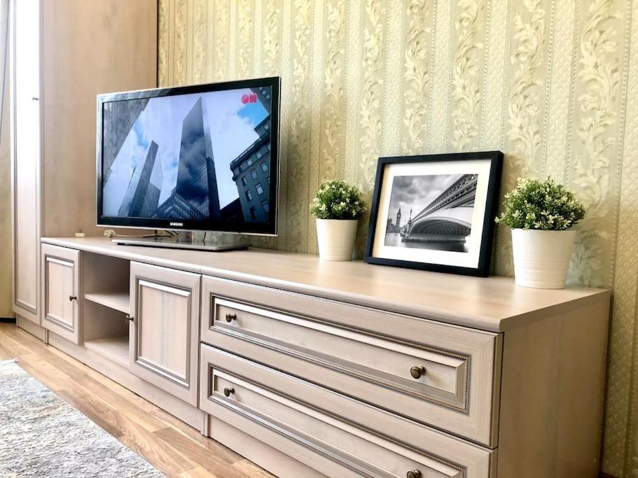 Cozy Three-Room Apartment With Mountain View อัลมาตี ภายนอก รูปภาพ