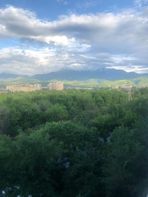 Cozy Three-Room Apartment With Mountain View อัลมาตี ภายนอก รูปภาพ