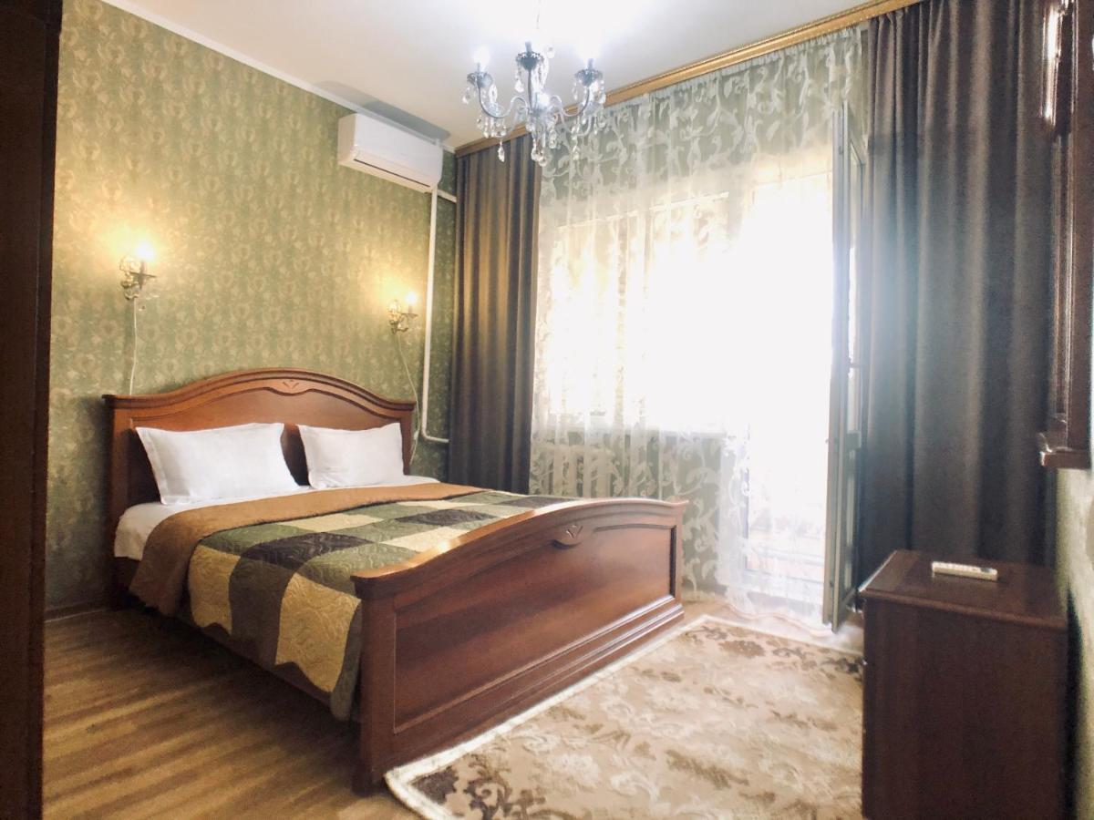 Cozy Three-Room Apartment With Mountain View อัลมาตี ภายนอก รูปภาพ