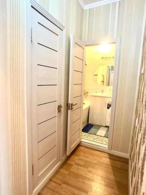 Cozy Three-Room Apartment With Mountain View อัลมาตี ภายนอก รูปภาพ