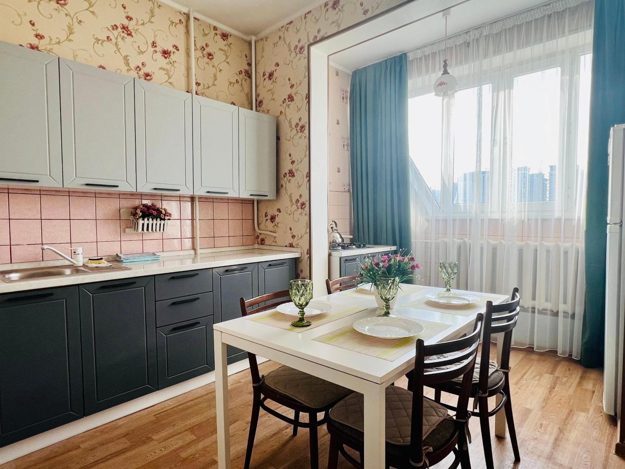 Cozy Three-Room Apartment With Mountain View อัลมาตี ภายนอก รูปภาพ