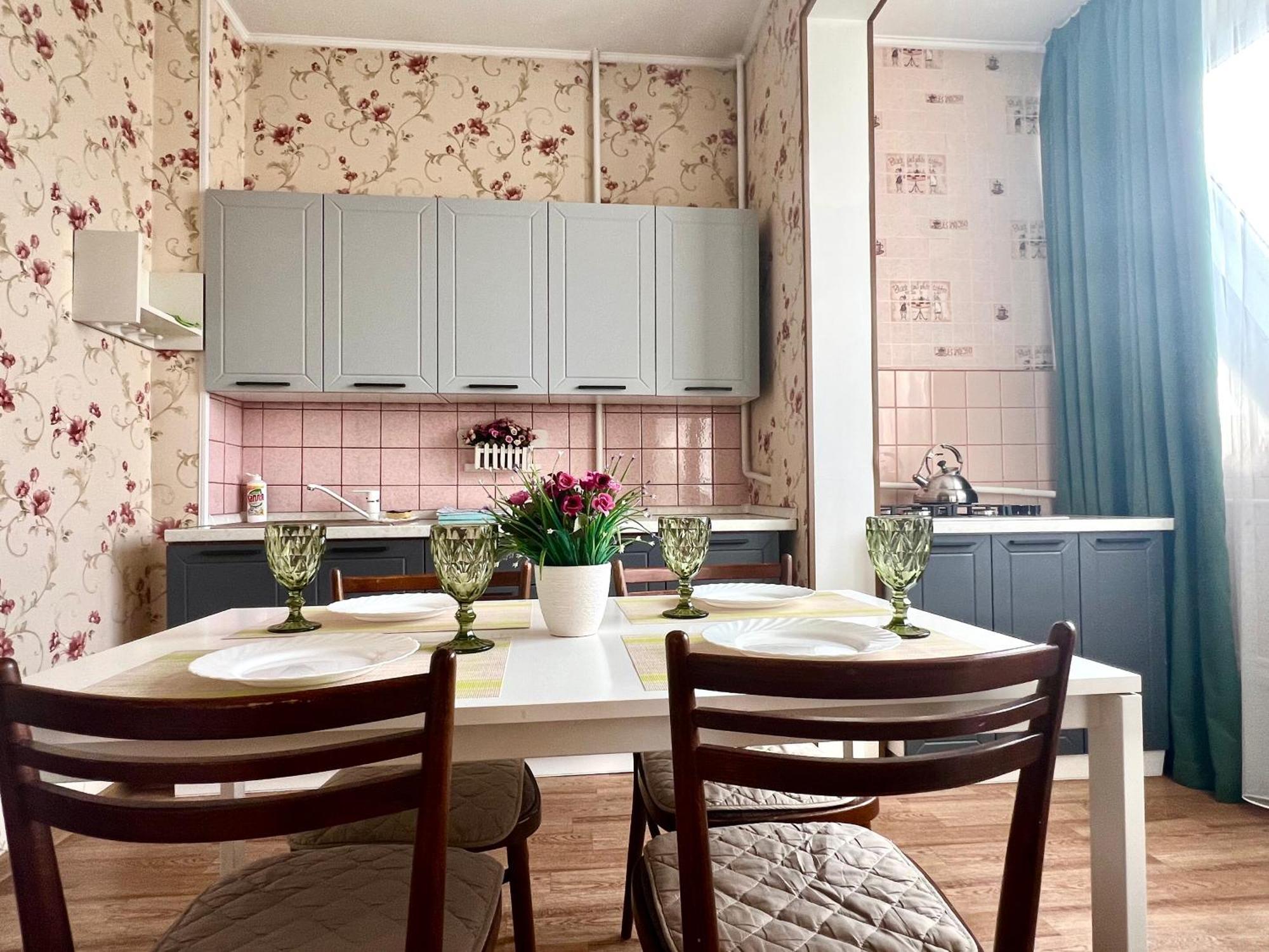 Cozy Three-Room Apartment With Mountain View อัลมาตี ภายนอก รูปภาพ