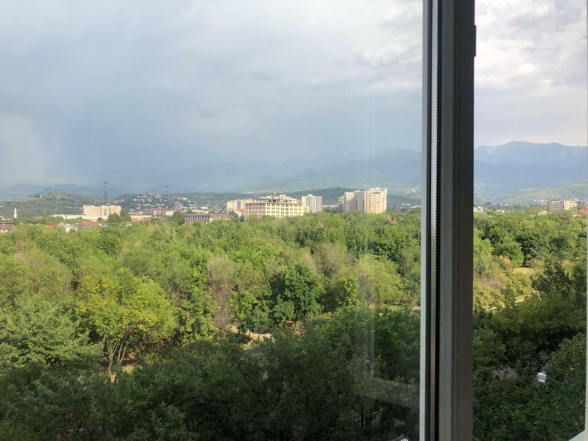 Cozy Three-Room Apartment With Mountain View อัลมาตี ภายนอก รูปภาพ